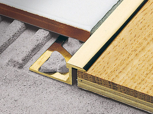 La striscia di bordo d'ottone lussuosa della decorazione interna ha spazzolato la disposizione d'ottone 10mm delle mattonelle