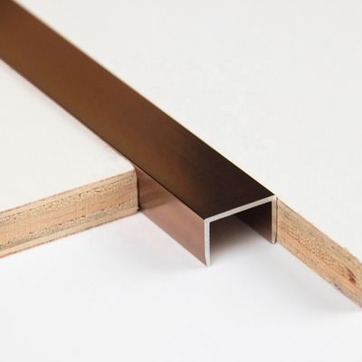 La decorazione di alluminio della disposizione delle mattonelle dell'oro della spazzola di 10MM ha lucidato