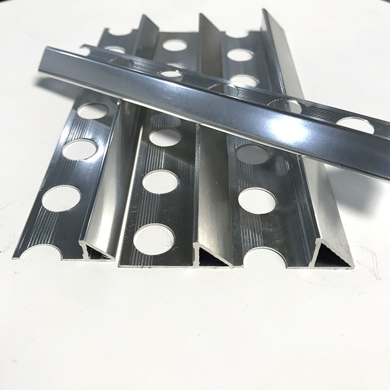 Le mattonelle di alluminio del bordo del quadrato delle mattonelle del triangolo della disposizione di alluminio dell'angolo sistemano la disposizione delle mattonelle di Chrome