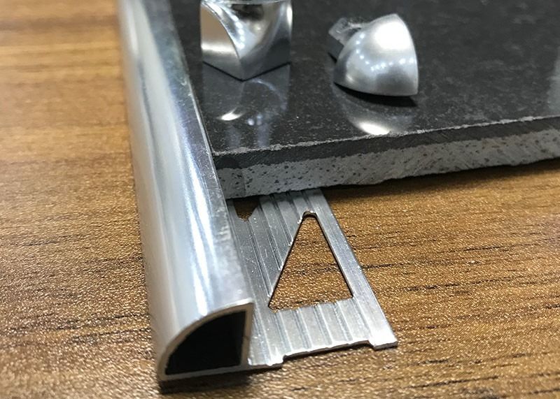 Strisce di bordo di alluminio della guarnizione delle mattonelle di profilo dell'estrusione delle mattonelle del metallo di alluminio della disposizione