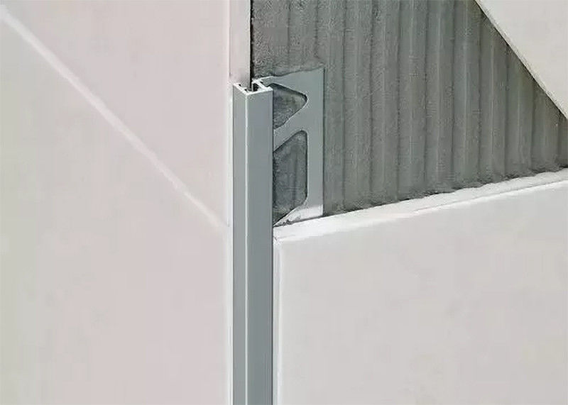 La rifinitura del metallo della disposizione del bordo delle mattonelle della lega di alluminio spoglia la decorazione delle mattonelle della parete
