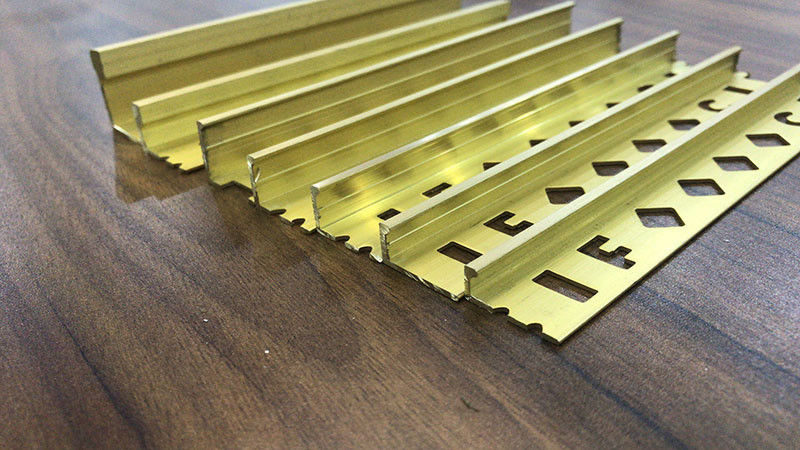 Disposizione moderna d'ottone decorativa della piastrella per pavimento di umore della decorazione interna della striscia 3mm
