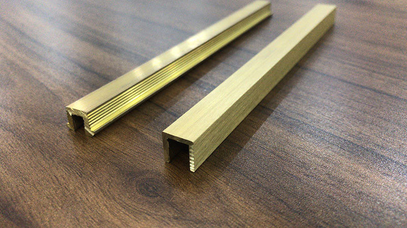 Disposizione moderna d'ottone decorativa della piastrella per pavimento di umore della decorazione interna della striscia 3mm