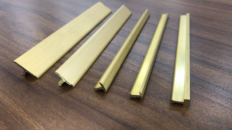 Disposizione moderna d'ottone decorativa della piastrella per pavimento di umore della decorazione interna della striscia 3mm