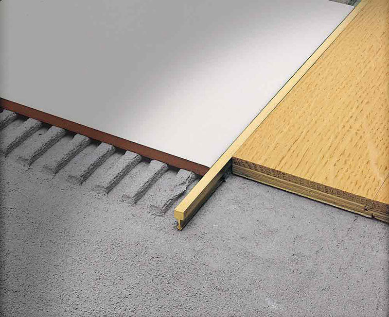 La striscia di bordo d'ottone lussuosa della decorazione interna ha spazzolato la disposizione d'ottone 10mm delle mattonelle