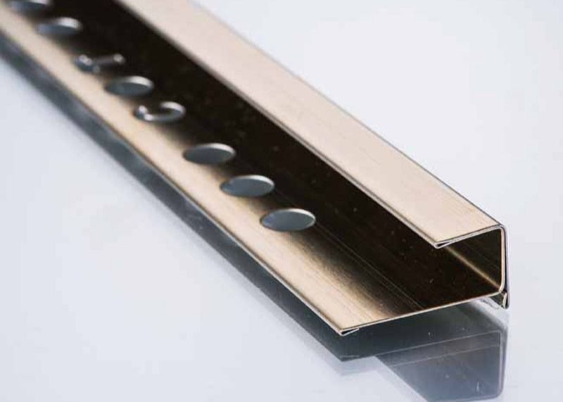 Il TUV 10mm ha spazzolato la linea del bordo della gonna di acciaio inossidabile della disposizione dell'angolo di acciaio inossidabile