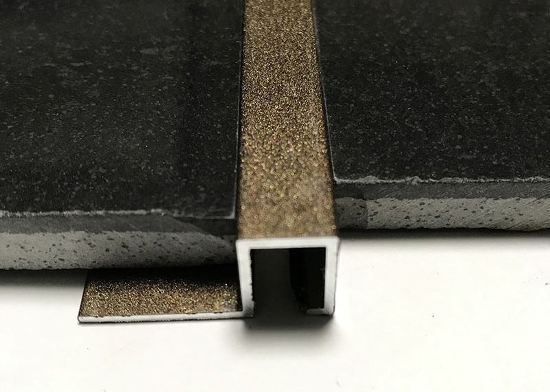 Profilo di alluminio dell'estrusione delle mattonelle della fabbrica dell'OEM &amp;ODM degli accessori della disposizione protettiva di alluminio delle mattonelle