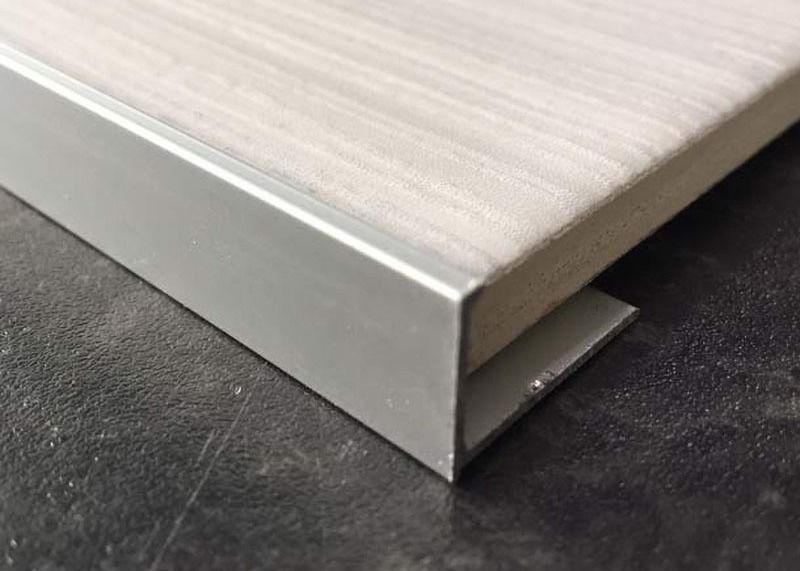 Profili di alluminio accessori dell'estrusione delle mattonelle del ODM dell'OEM della fabbrica del bordo dell'angolo delle mattonelle decorative della disposizione