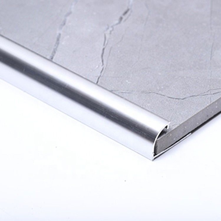 Scanalatura a &quot;u&quot; ceramica del bagno intorno alla disposizione di alluminio 1.8m delle mattonelle