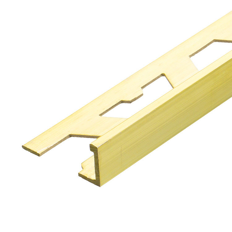 La mobilia usa la disposizione a forma di L delle mattonelle delle strisce decorative d'ottone di 2.7m