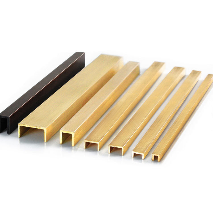 La mobilia usa la disposizione a forma di L delle mattonelle delle strisce decorative d'ottone di 2.7m